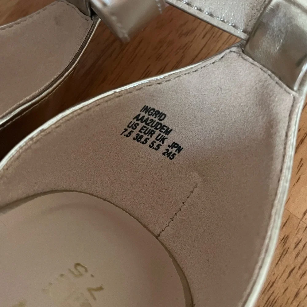 Brand New - Dream Pairs- Gold Low Wedge Heels (size 7.5) - Picture 7 of 13
